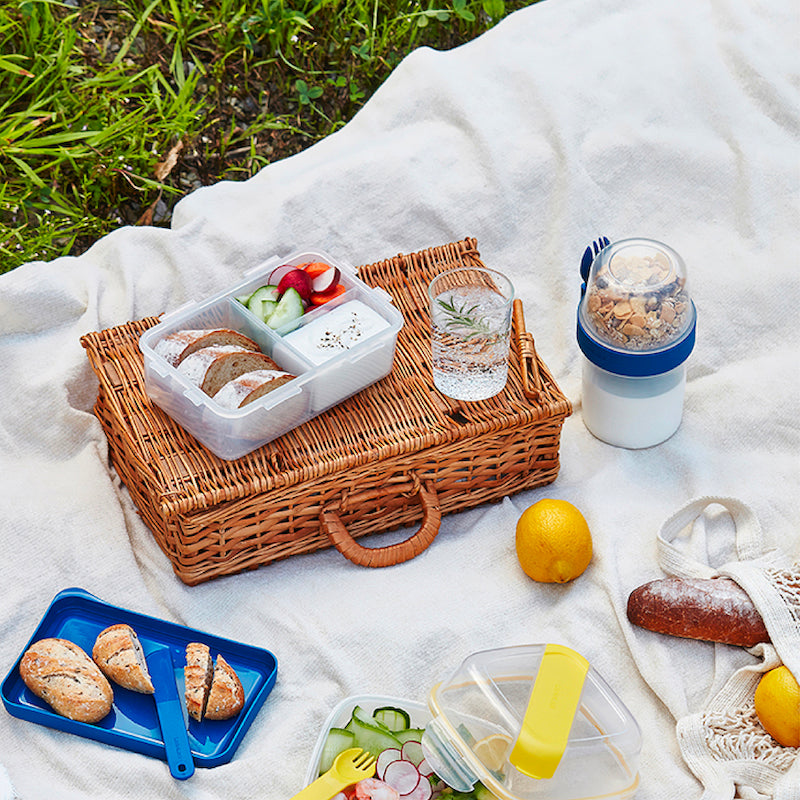 LocknLock 2 in 1 Two way To-Go Container 870 ml. - LLS222LBLU