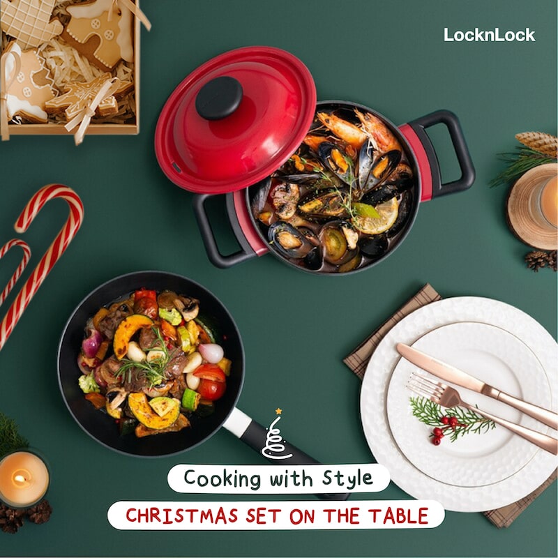 ตกแต่งโต๊ะอาหาร อย่างสวยงามกลางโต๊ะอาหารใน Decore Christmas Edition Set ที่ให้กลิ่นอายของ Christmas Dinner|